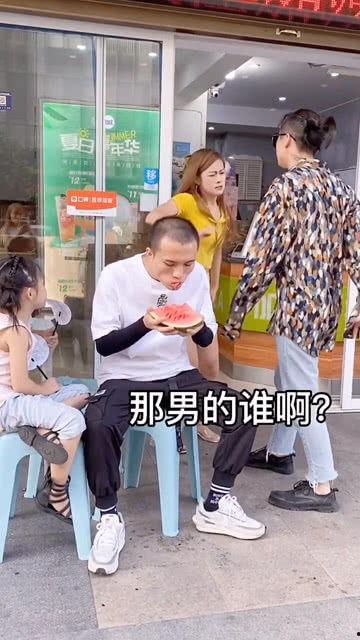 吵架挤满了吃瓜群众,一场激烈争吵引热议